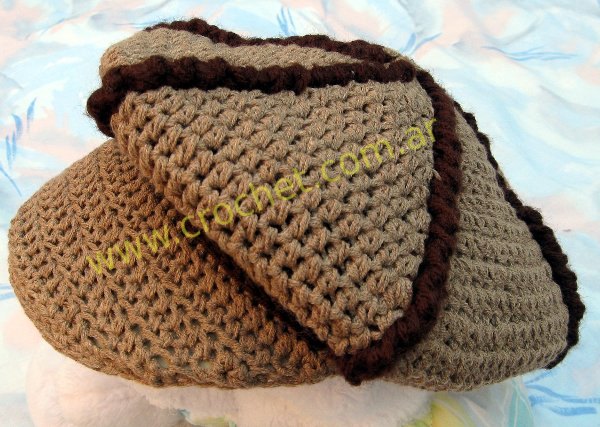Boina con visera tejida a crochet