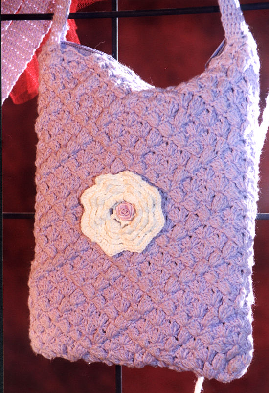 Bolso color lila en tejido crochet