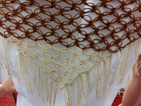 Detalle chal triangular en punto salomón tejido a crochet