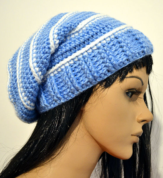 Gorro caido con colores argentinos en tejido crochet