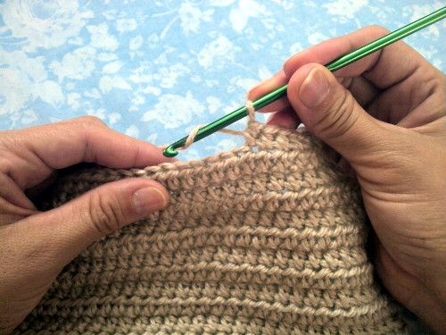 manos tejiendo a crochet