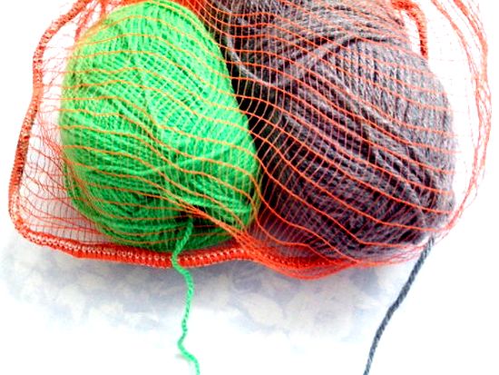 Ovillos en malla tejiendo a crochet